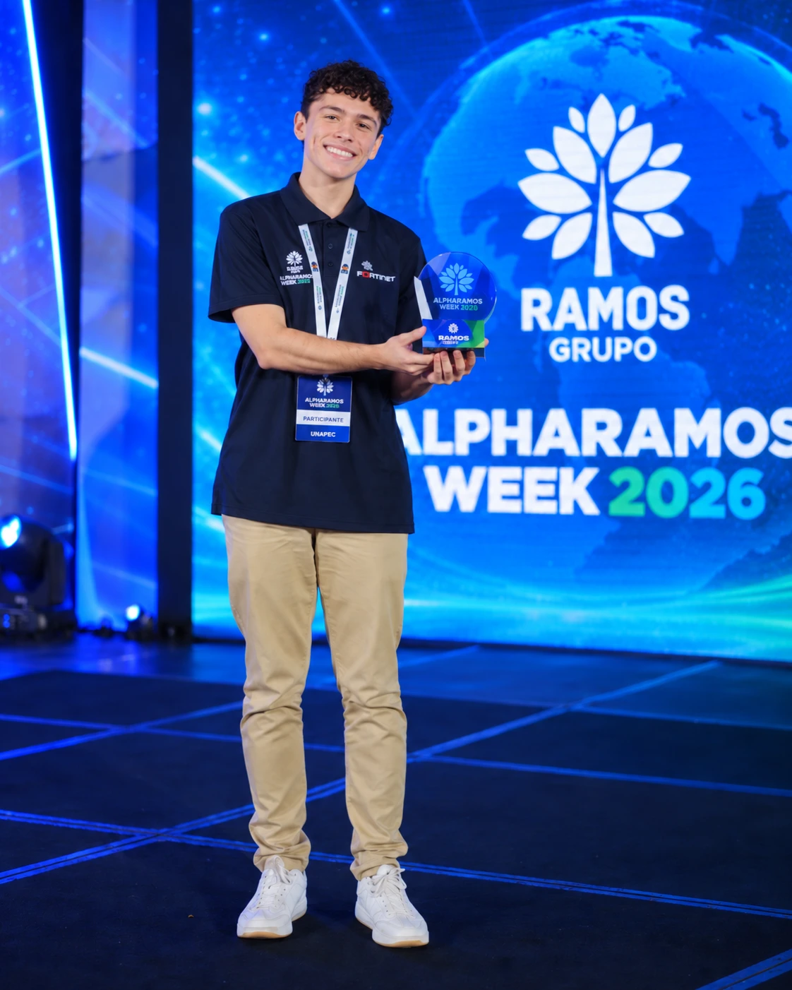 Bryan Varela con el reconocimiento del hackathon de Grupo Ramos.